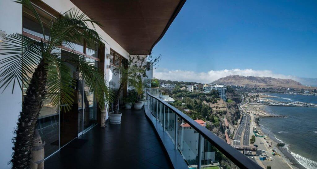 Luxurious Apartment at Ocean Drive image 4