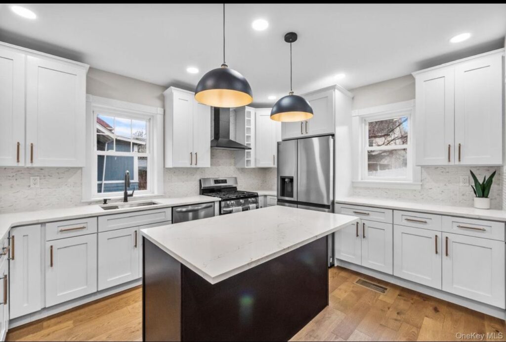 The cosy condo next to the airport and center image 3