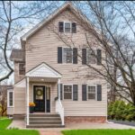 The cosy condo next to the airport and center